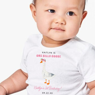 お馬鹿なガチョウの女の子 1歳の誕生日パーティー ベビーTシャツ