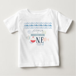 お魚さんと一緒にお誕生日おめでとう! フィッシングボーイ ホワイト 1歳の誕生日 ベビーTシャツ