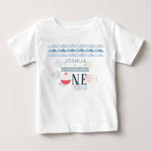 お魚さんと一緒にお誕生日おめでとう！ホワイト 男の子 1歳の誕生日 ベビーTシャツ