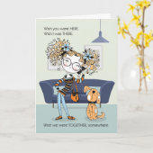 お10代の前の恋しく思可愛い娘と犬のトゥイーン カード (黄色い花)