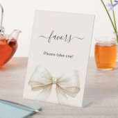 お favors の看板 ベージュ クリーム色の弓 台座サイン (インサイチュ)