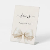 お favors の看板 ベージュ クリーム色の弓 台座サイン (正面)