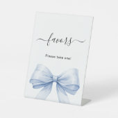 お favors の看板 青いリボン 白 台座サイン (正面)