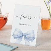 お favors の青いリボン 白 台座サイン (インサイチュ)