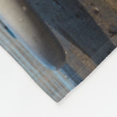 かい板に置いているゴールデン・リトリーバー犬 フリースブランケット (角)