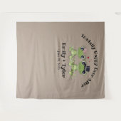 ©かえるの夫婦のラスティックウェディングで幸せいっぱい タペストリー (正面(横))