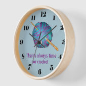 かぎ針と糸で編む時間が常にある 壁時計 (傾斜)