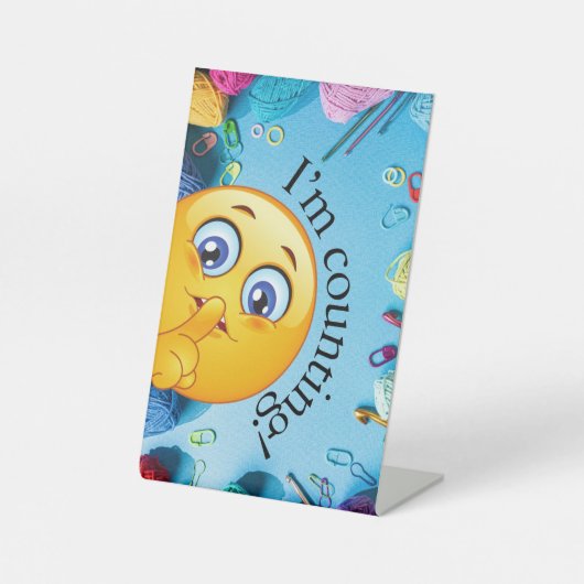 かぎ針または編み物の立看板を数えている 台座サイン (正面)