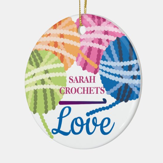 かぎ針編みの糸がクリスマスパーソナライズされたを愛する セラミックオーナメント (左)