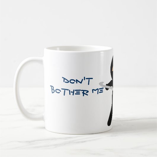 かぎ針編みホックのマグを持つ忍者 コーヒーマグカップ (左)