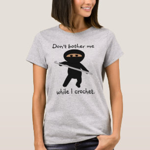 かぎ針編みホックのワイシャツを持つ忍者 Tシャツ