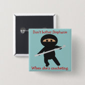 かぎ針編みホックボタンを持つ忍者 缶バッジ (正面&裏面)