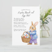 かごに入れた卵を持ったウサギのイースターバージョンのブランチと卵の宝探し 招待状 (スタンド正面)