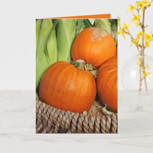 かごの中のカボチャとトウモロコシのパーソナライズされた茎 カード (黄色い花)