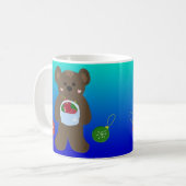 かごを持った小さなクマ コーヒーマグカップ (正面左)