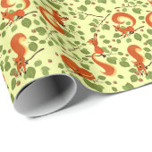 かすんだ枝に赤いリス。 ラッピングペーパー (ロールコーナー)