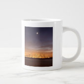 かすんでいる12月のサンフランシスコに置く月 ジャンボコーヒーマグカップ (右)