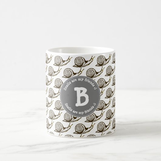 かたつむりは私の友人のモノグラムです コーヒーマグカップ (中央)