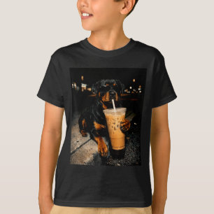 かっこいいロットワイラーがアイスコーヒーを飲む 面白い犬のアート Tシャツ