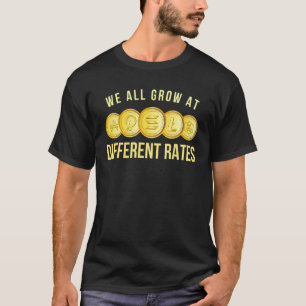 かっこいい暗号通貨Tシャツ、 私たちは皆違うスピードで成長する Tシャツ