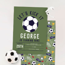 かっこいい男の子のスポーツグリーンのサッカーの誕生日