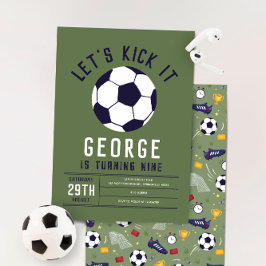 かっこいい男の子のスポーツグリーンのサッカーの誕生日 招待状