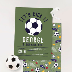 かっこいい男の子のスポーツグリーンのサッカーの誕生日 招待状