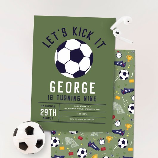 かっこいい男の子のスポーツグリーンのサッカーの誕生日 招待状