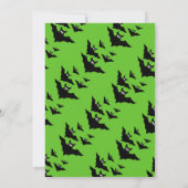 かっこいい かわいい 飛んでいるコウモリ ハロウィン 緑 招待状 (裏面)