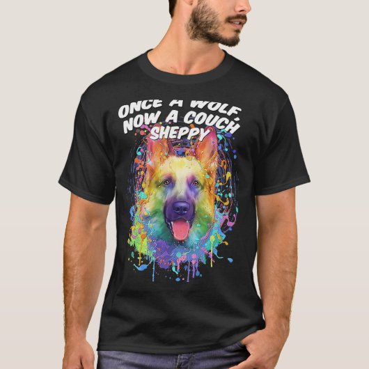 かつての狼、今はソファでくつろぐジャーマンシェパード Tシャツ (正面)