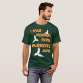 かつての私は普通だった。3羽のインコの前ではね - インコ Tシャツ (正面フル)