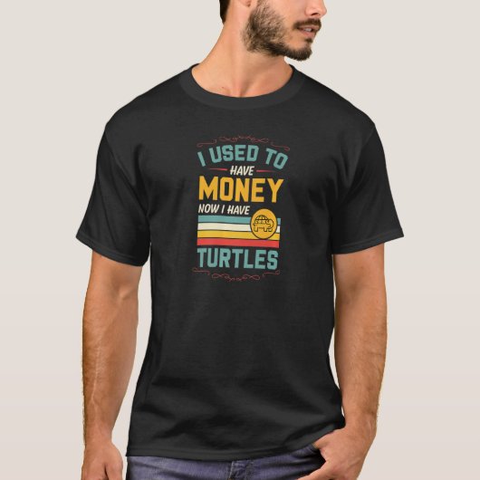 かつてはお金を持っていたが今はカメを持っている Tシャツ (正面)