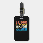 かつてはかっこよかったのに今はミニチュアと喧嘩するだけ ラゲッジタグ (正面縦)