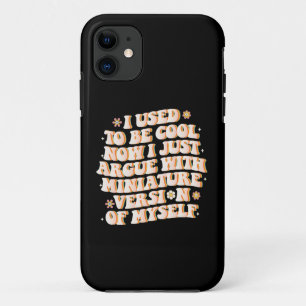 かつてはクールだった。今はミニ版の自分と口論している。 iPhone 11 ケース