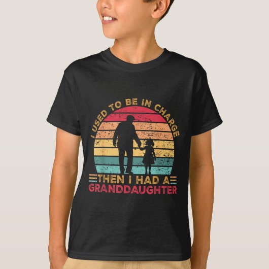 かつては責任者だったのに孫娘ができたデザイン Tシャツ (正面)