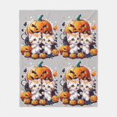 かぼちゃで遊かわいい子猫 フリースブランケット (正面)