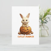 かぼちゃの上のキュートなウサギ - 愛らしい秋のバニー 招待状 (スタンド正面)