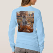 かぼちゃの野の女のTシャツを着た子猫 Tシャツ (裏面)