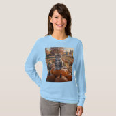 かぼちゃの野の女のTシャツを着た子猫 Tシャツ (正面フル)