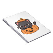 かぼちゃよくはしゃぐのTシャツから黒猫が飛び出す –  ノートブック (右側)