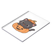 かぼちゃよくはしゃぐのTシャツから黒猫が飛び出す –  ノートブック (左側)