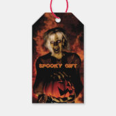 かぼちゃを持った邪悪な魔女。ハロウィン ギフトタグ (正面)
