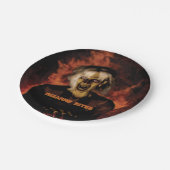 かぼちゃを持った邪悪な魔女。ハロウィン ペーパープレート (アングル)