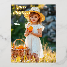 かぼちゃバスケットのハロウィーンを持つ女の子