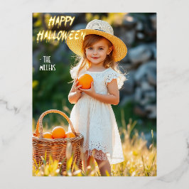 かぼちゃバスケットのハロウィーンを持つ女の子 箔招待状ポストカード