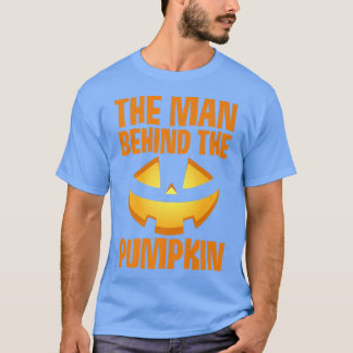 かぼちゃ妊娠の後ろの男がハロウを明かす Tシャツ