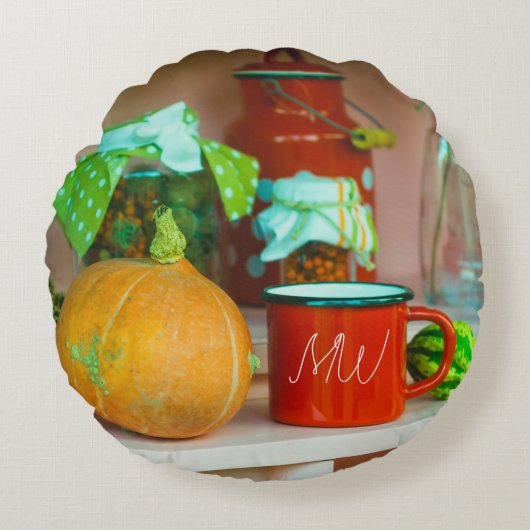 かぼちゃ素朴と赤いマグカップの付いた静かな生活 ラウンドクッション (正面)