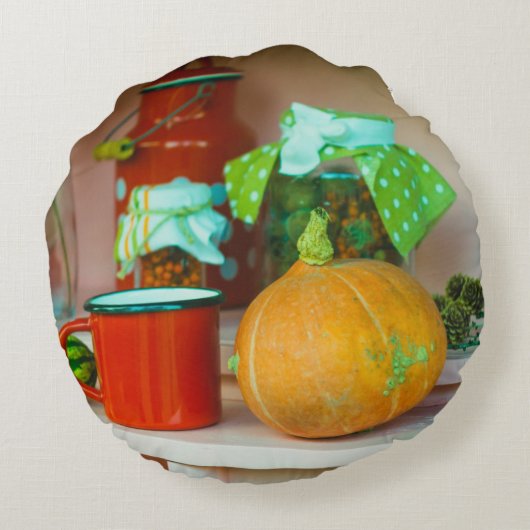 かぼちゃ素朴と赤いマグカップの付いた静かな生活 ラウンドクッション (裏面)