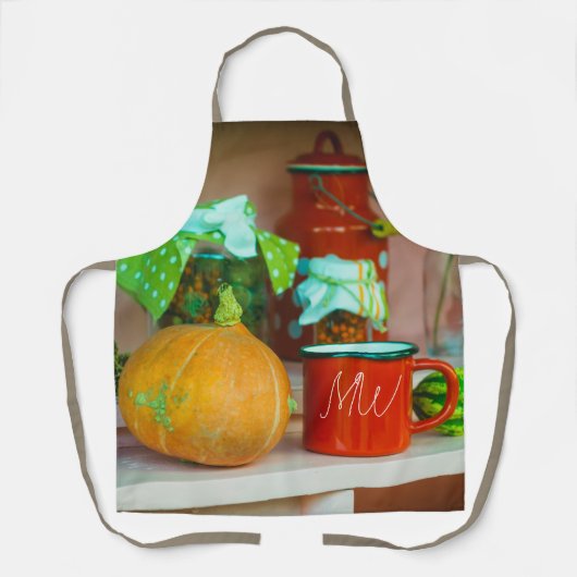 かぼちゃ素朴と赤いマグカップを使った静かな生活 エプロン (正面)