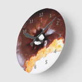 かみ傷が付いているチョコレートによって曇らされるイエロケーキドーナツ ラウンド壁時計 (傾斜)